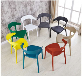 Пластиковые стулья